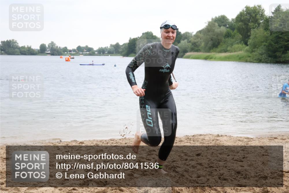 21.06.2025 - 27. Vierlanden-Triathlon Lena Gebhardt http://msf.ph/oto/8041536 15.06.2025 13:07:47 Schwimmen 1203 meine-sportfotos.de