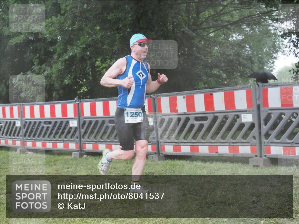 21.06.2025 - 27. Vierlanden-Triathlon KatJ http://msf.ph/oto/8041537 15.06.2025 14:33:24 Ziel 1250 meine-sportfotos.de