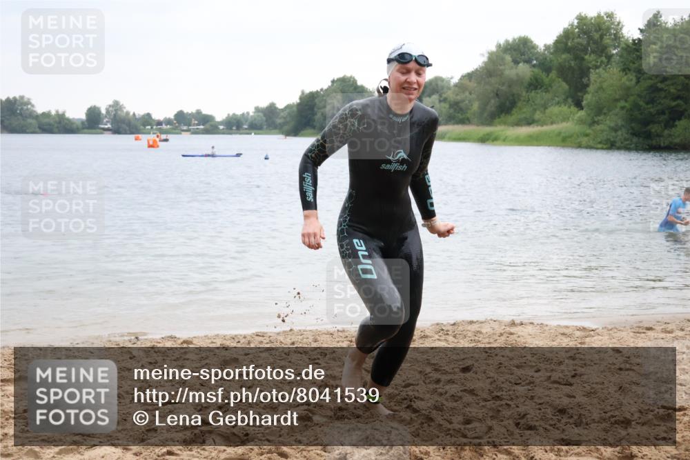 21.06.2025 - 27. Vierlanden-Triathlon Lena Gebhardt http://msf.ph/oto/8041539 15.06.2025 13:07:47 Schwimmen 1203 meine-sportfotos.de