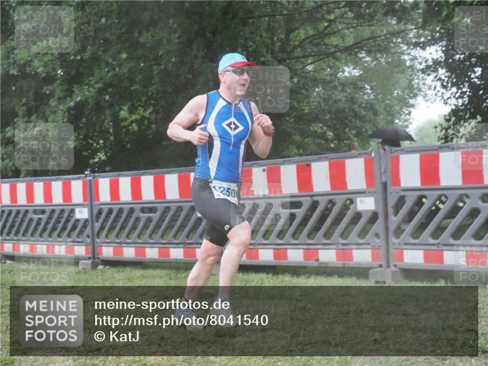 21.06.2025 - 27. Vierlanden-Triathlon KatJ http://msf.ph/oto/8041540 15.06.2025 14:33:24 Ziel 1250 meine-sportfotos.de