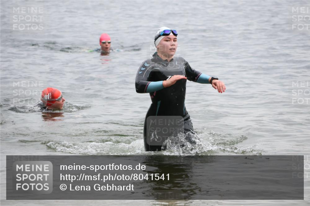21.06.2025 - 27. Vierlanden-Triathlon Lena Gebhardt http://msf.ph/oto/8041541 15.06.2025 13:07:53 Schwimmen 1203, 1209, 1226 meine-sportfotos.de