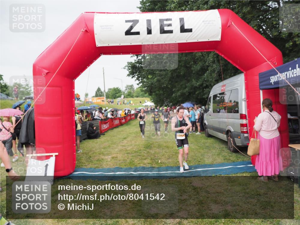 21.06.2025 - 27. Vierlanden-Triathlon MichiJ http://msf.ph/oto/8041542 15.06.2026 13:29:50 Ziel 109, 1061, 1069, 1070, 1071 meine-sportfotos.de