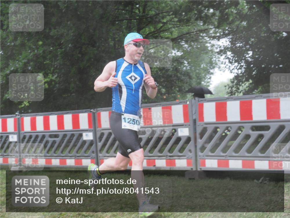 21.06.2025 - 27. Vierlanden-Triathlon KatJ http://msf.ph/oto/8041543 15.06.2025 14:33:24 Ziel 1250 meine-sportfotos.de