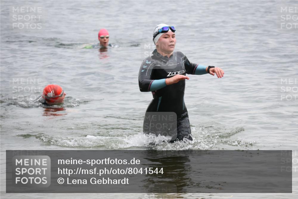 21.06.2025 - 27. Vierlanden-Triathlon Lena Gebhardt http://msf.ph/oto/8041544 15.06.2025 13:07:53 Schwimmen 1203, 1209, 1226 meine-sportfotos.de