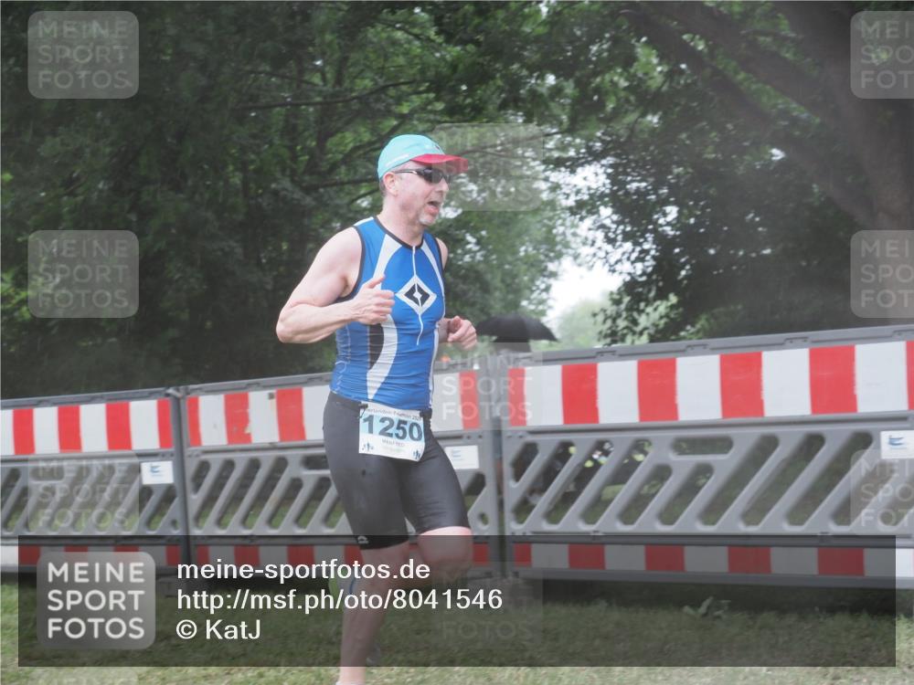 21.06.2025 - 27. Vierlanden-Triathlon KatJ http://msf.ph/oto/8041546 15.06.2025 14:33:24 Ziel 1250 meine-sportfotos.de