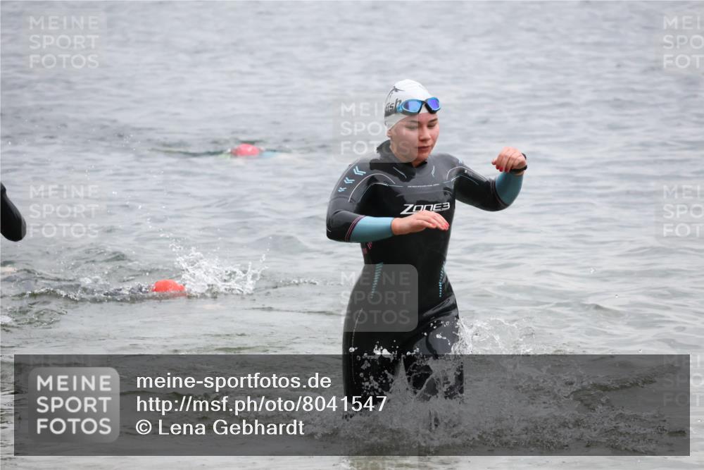 21.06.2025 - 27. Vierlanden-Triathlon Lena Gebhardt http://msf.ph/oto/8041547 15.06.2025 13:07:54 Schwimmen 1203, 1209, 1226 meine-sportfotos.de