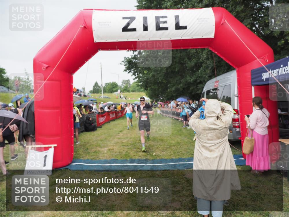 21.06.2025 - 27. Vierlanden-Triathlon MichiJ http://msf.ph/oto/8041549 15.06.2026 13:30:13 Ziel 68, 227, 958, 970 meine-sportfotos.de