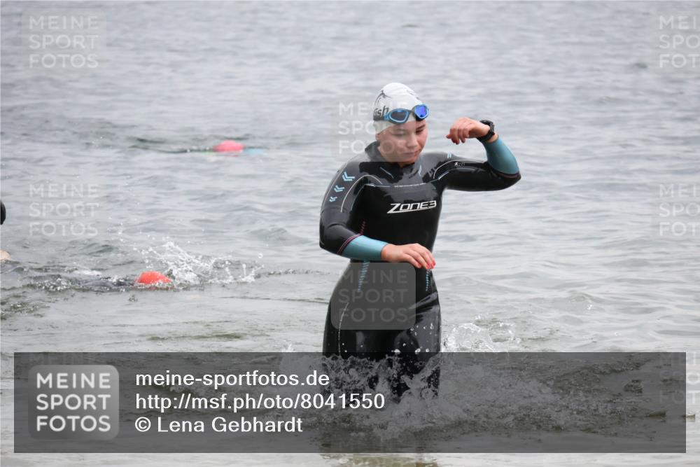 21.06.2025 - 27. Vierlanden-Triathlon Lena Gebhardt http://msf.ph/oto/8041550 15.06.2025 13:07:54 Schwimmen 1203, 1209, 1226 meine-sportfotos.de
