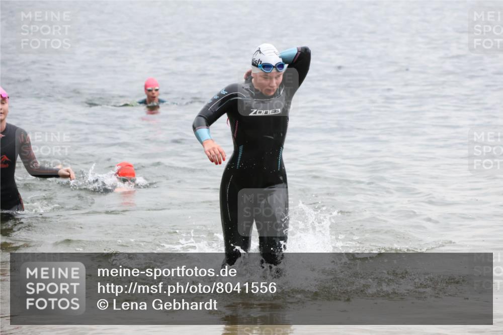 21.06.2025 - 27. Vierlanden-Triathlon Lena Gebhardt http://msf.ph/oto/8041556 15.06.2025 13:07:54 Schwimmen 1203, 1209, 1226 meine-sportfotos.de