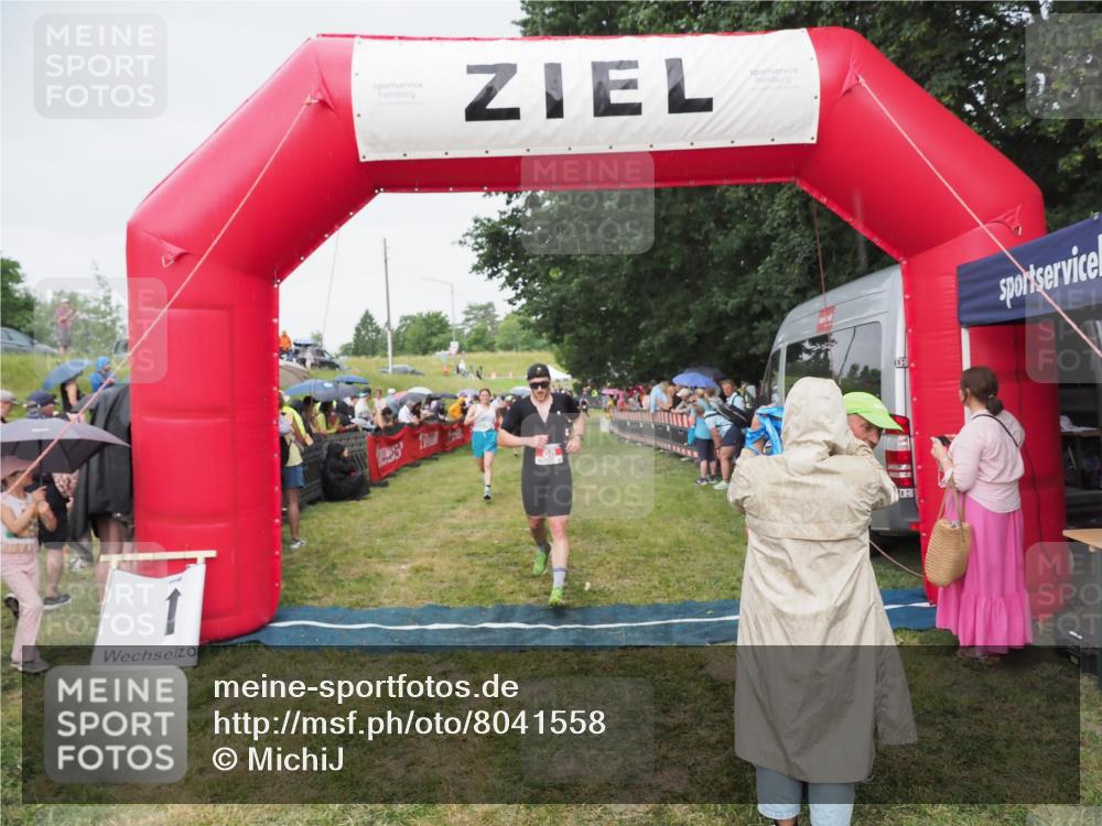 21.06.2025 - 27. Vierlanden-Triathlon MichiJ http://msf.ph/oto/8041558 15.06.2026 13:30:13 Ziel 68, 227, 958, 970 meine-sportfotos.de