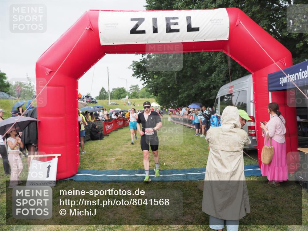 21.06.2025 - 27. Vierlanden-Triathlon MichiJ http://msf.ph/oto/8041568 15.06.2026 13:30:14 Ziel 68, 227, 958, 970 meine-sportfotos.de