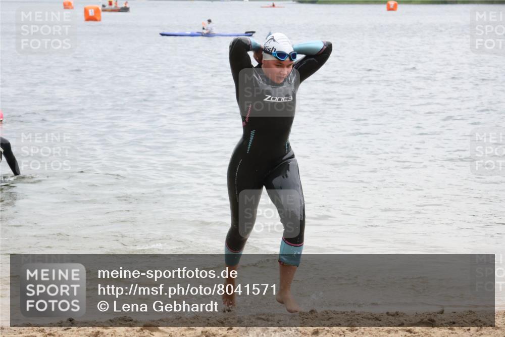 21.06.2025 - 27. Vierlanden-Triathlon Lena Gebhardt http://msf.ph/oto/8041571 15.06.2025 13:07:57 Schwimmen 1203, 1209, 1216, 1226 meine-sportfotos.de