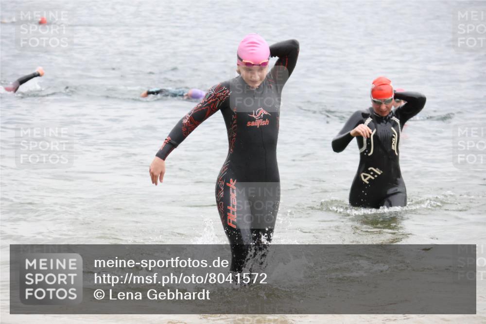 21.06.2025 - 27. Vierlanden-Triathlon Lena Gebhardt http://msf.ph/oto/8041572 15.06.2025 13:07:58 Schwimmen 1209, 1216, 1226 meine-sportfotos.de