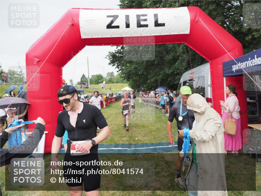 21.06.2025 - 27. Vierlanden-Triathlon MichiJ http://msf.ph/oto/8041574 15.06.2026 13:30:16 Ziel 68, 227, 663, 958, 970 meine-sportfotos.de