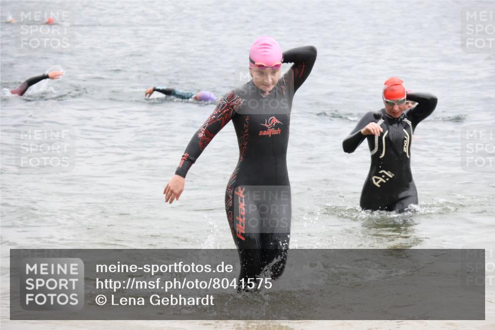 21.06.2025 - 27. Vierlanden-Triathlon Lena Gebhardt http://msf.ph/oto/8041575 15.06.2025 13:07:58 Schwimmen 1209, 1216, 1226 meine-sportfotos.de