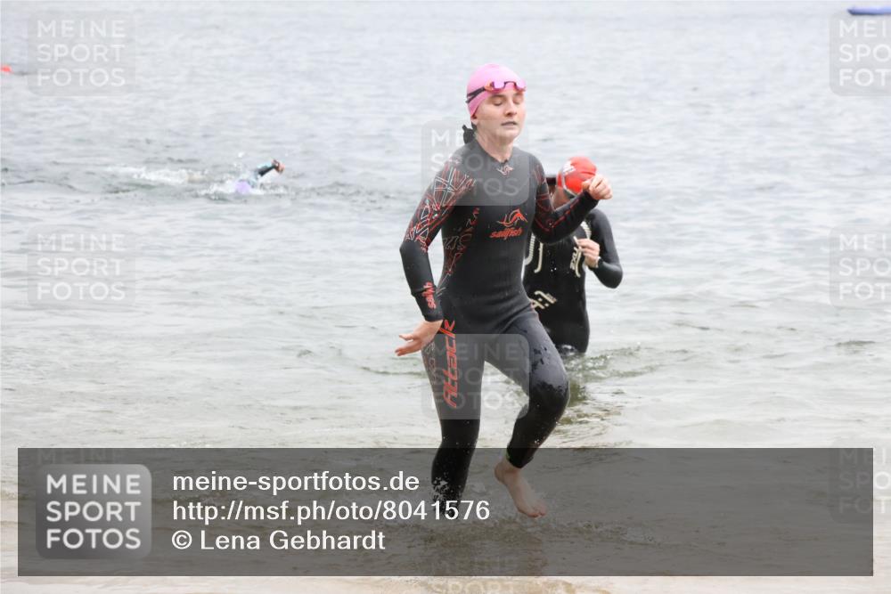 21.06.2025 - 27. Vierlanden-Triathlon Lena Gebhardt http://msf.ph/oto/8041576 15.06.2025 13:07:59 Schwimmen 1209, 1216, 1226 meine-sportfotos.de