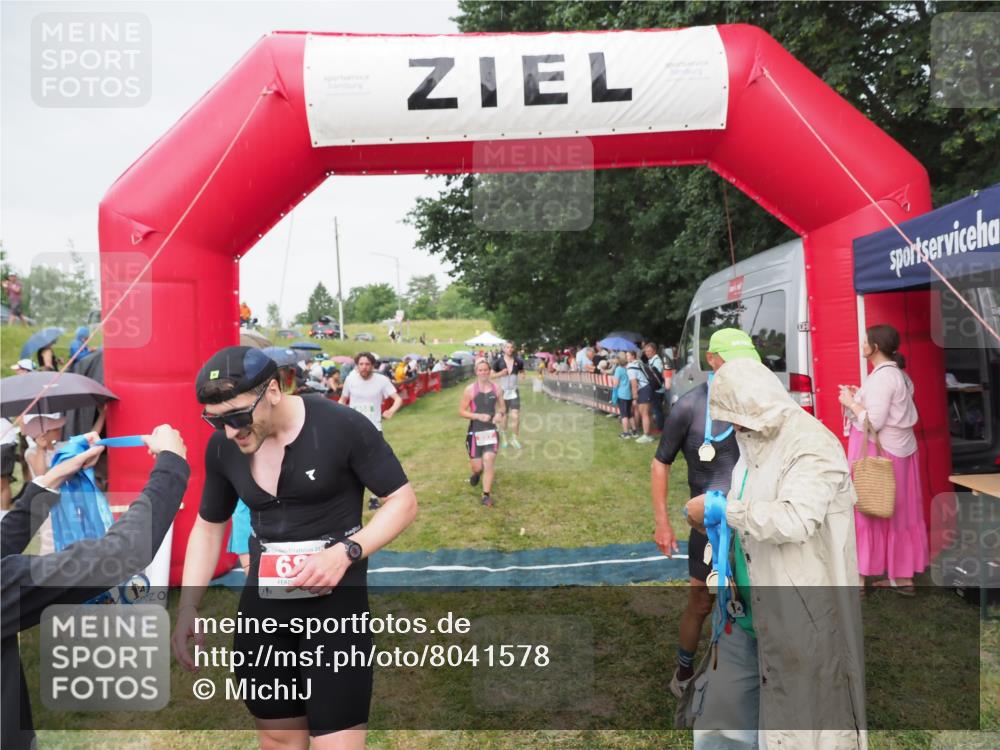 21.06.2025 - 27. Vierlanden-Triathlon MichiJ http://msf.ph/oto/8041578 15.06.2026 13:30:17 Ziel 68, 227, 663, 958, 970 meine-sportfotos.de
