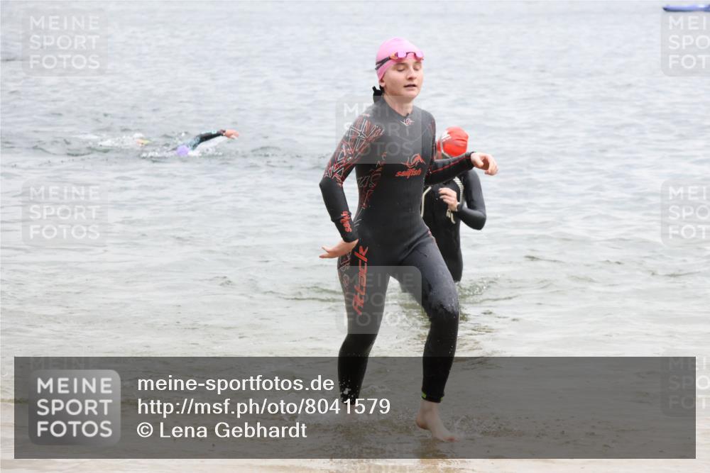 21.06.2025 - 27. Vierlanden-Triathlon Lena Gebhardt http://msf.ph/oto/8041579 15.06.2025 13:07:59 Schwimmen 1209, 1216, 1226 meine-sportfotos.de