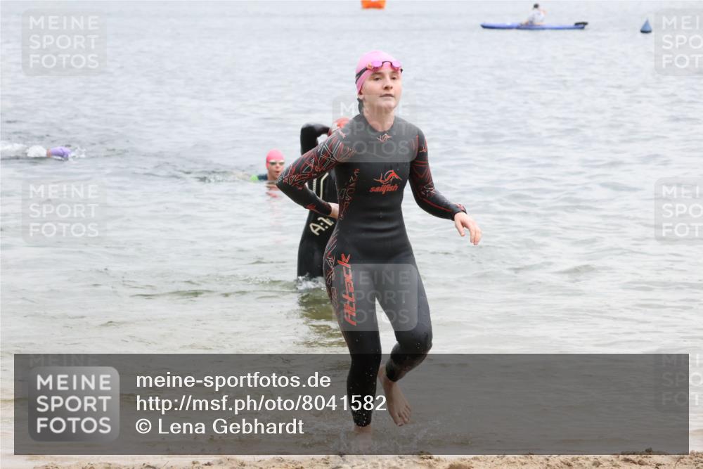 21.06.2025 - 27. Vierlanden-Triathlon Lena Gebhardt http://msf.ph/oto/8041582 15.06.2025 13:08:00 Schwimmen 1178, 1209, 1216, 1226 meine-sportfotos.de