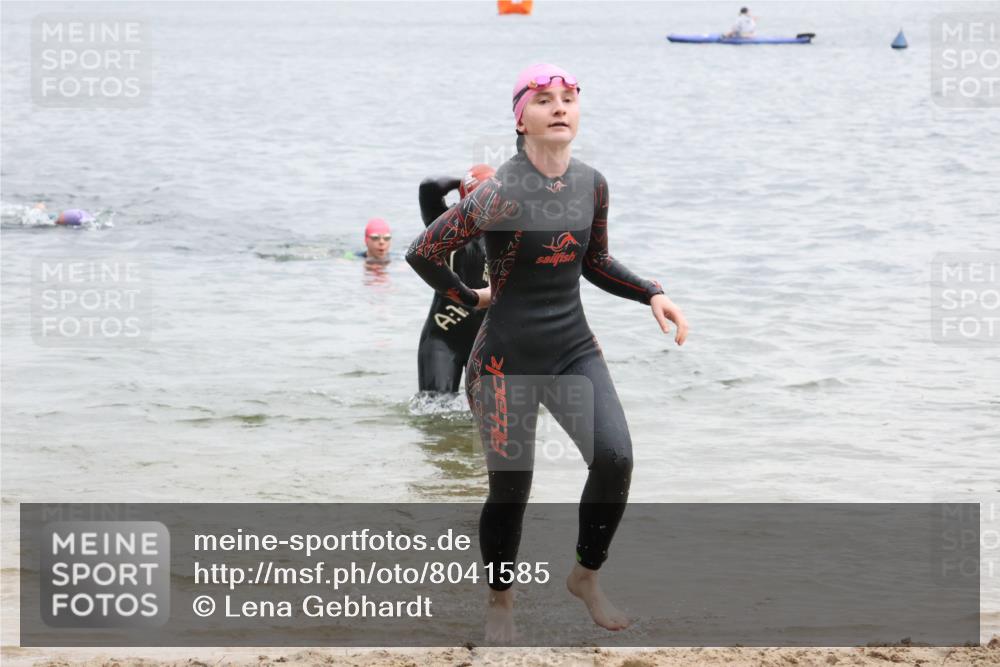 21.06.2025 - 27. Vierlanden-Triathlon Lena Gebhardt http://msf.ph/oto/8041585 15.06.2025 13:08:00 Schwimmen 1178, 1209, 1216, 1226 meine-sportfotos.de