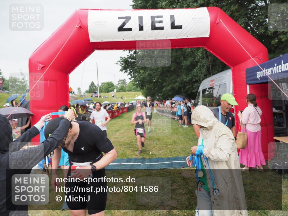 21.06.2025 - 27. Vierlanden-Triathlon MichiJ http://msf.ph/oto/8041586 15.06.2026 13:30:17 Ziel 68, 227, 663, 958, 970 meine-sportfotos.de
