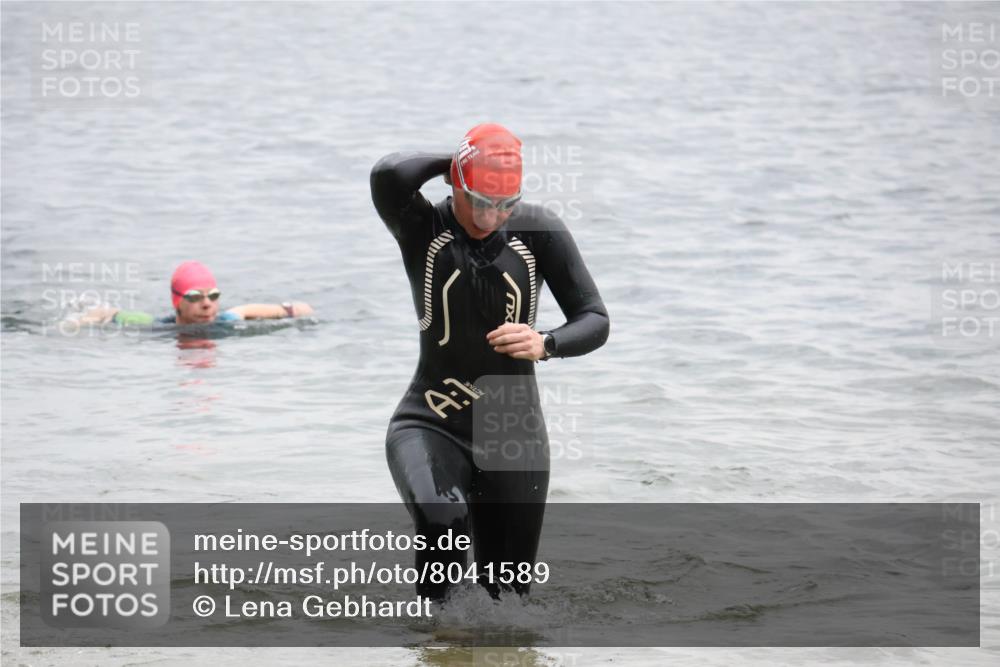 21.06.2025 - 27. Vierlanden-Triathlon Lena Gebhardt http://msf.ph/oto/8041589 15.06.2025 13:08:01 Schwimmen 1178, 1209, 1216, 1226 meine-sportfotos.de