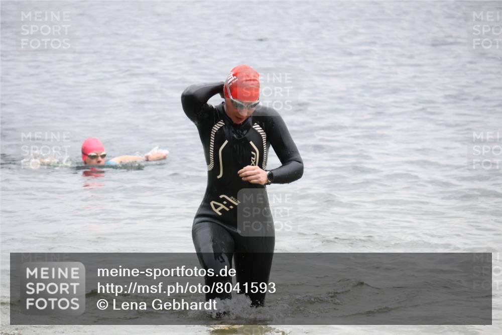 21.06.2025 - 27. Vierlanden-Triathlon Lena Gebhardt http://msf.ph/oto/8041593 15.06.2025 13:08:01 Schwimmen 1178, 1209, 1216, 1226 meine-sportfotos.de