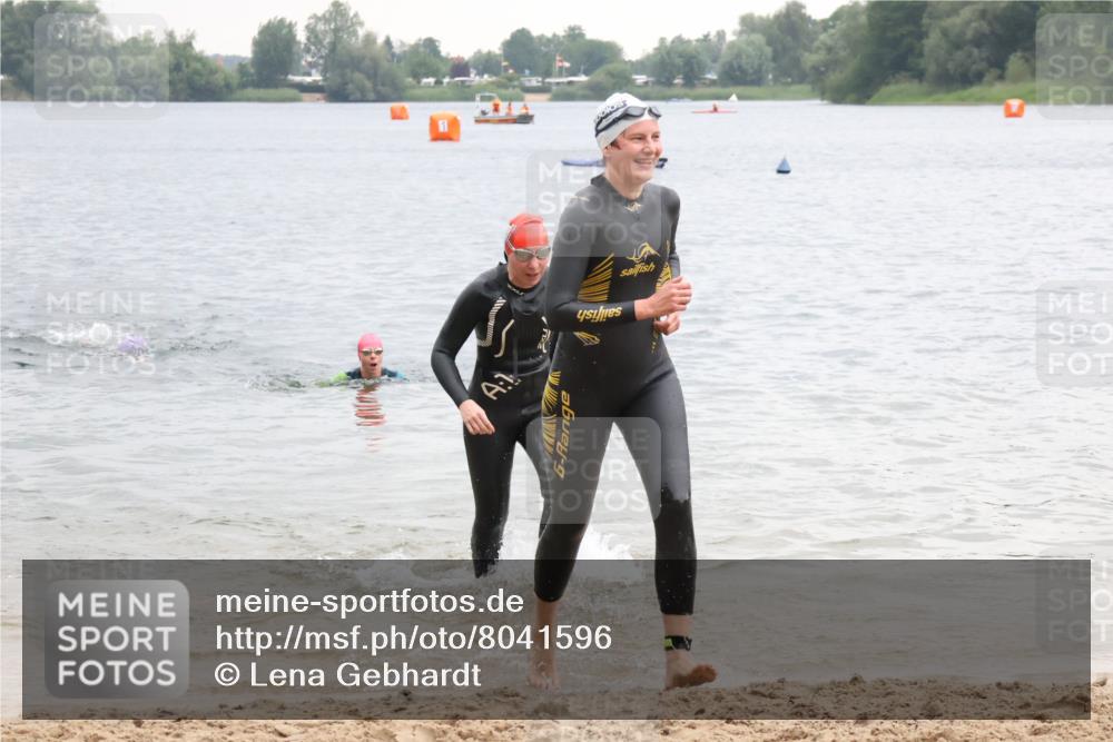 21.06.2025 - 27. Vierlanden-Triathlon Lena Gebhardt http://msf.ph/oto/8041596 15.06.2025 13:08:03 Schwimmen 1178, 1209, 1216, 1226 meine-sportfotos.de