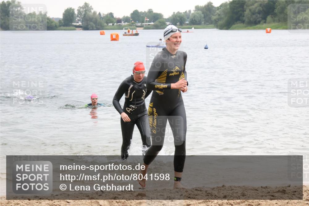 21.06.2025 - 27. Vierlanden-Triathlon Lena Gebhardt http://msf.ph/oto/8041598 15.06.2025 13:08:04 Schwimmen 1178, 1209, 1216, 1226 meine-sportfotos.de