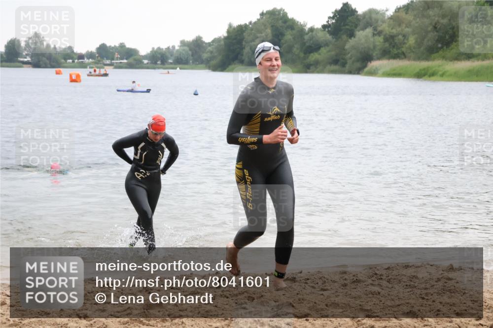 21.06.2025 - 27. Vierlanden-Triathlon Lena Gebhardt http://msf.ph/oto/8041601 15.06.2025 13:08:04 Schwimmen 1178, 1209, 1216, 1226 meine-sportfotos.de