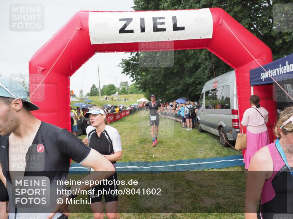 21.06.2025 - 27. Vierlanden-Triathlon MichiJ http://msf.ph/oto/8041602 15.06.2026 13:30:25 Ziel 663, 785, 891 meine-sportfotos.de