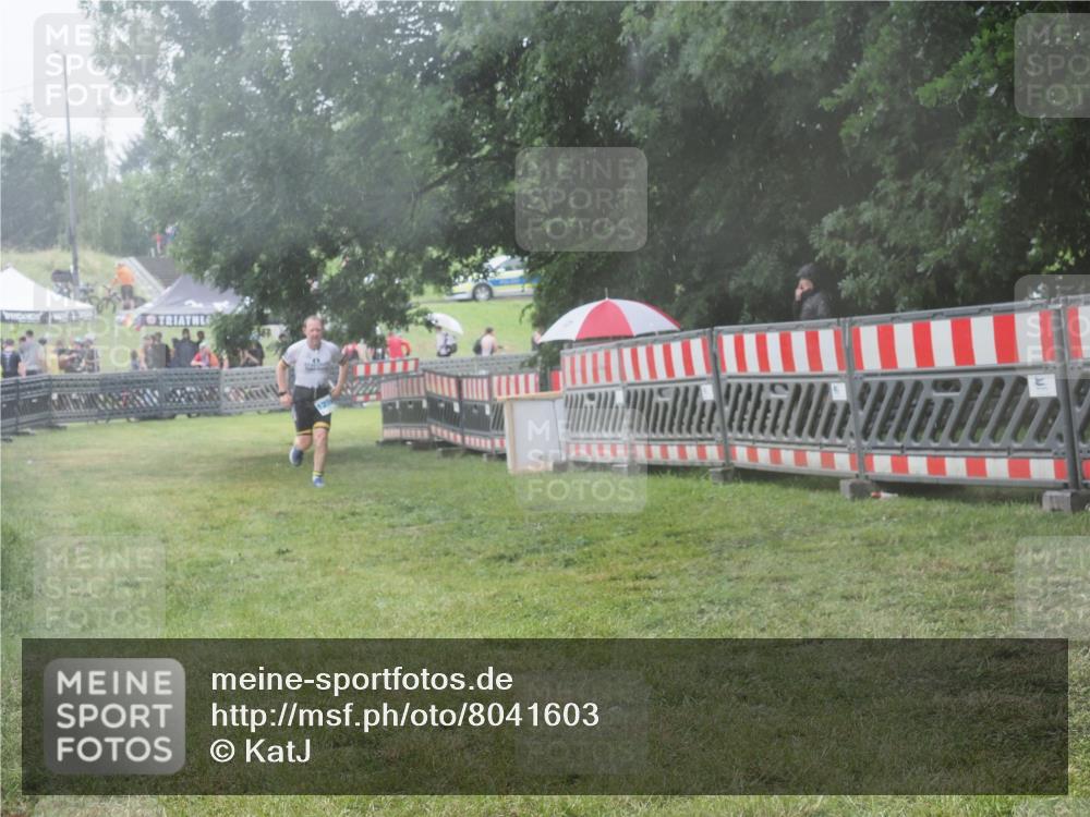 21.06.2025 - 27. Vierlanden-Triathlon KatJ http://msf.ph/oto/8041603 15.06.2025 14:34:42 Ziel 1274 meine-sportfotos.de