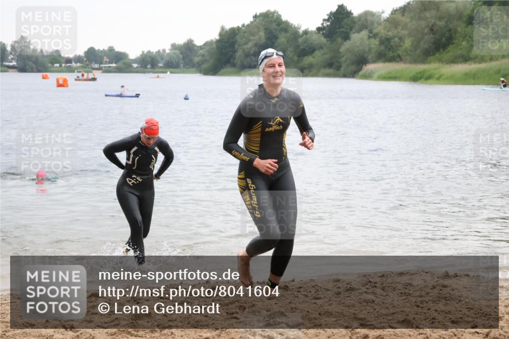 21.06.2025 - 27. Vierlanden-Triathlon Lena Gebhardt http://msf.ph/oto/8041604 15.06.2025 13:08:04 Schwimmen 1178, 1209, 1216, 1226 meine-sportfotos.de