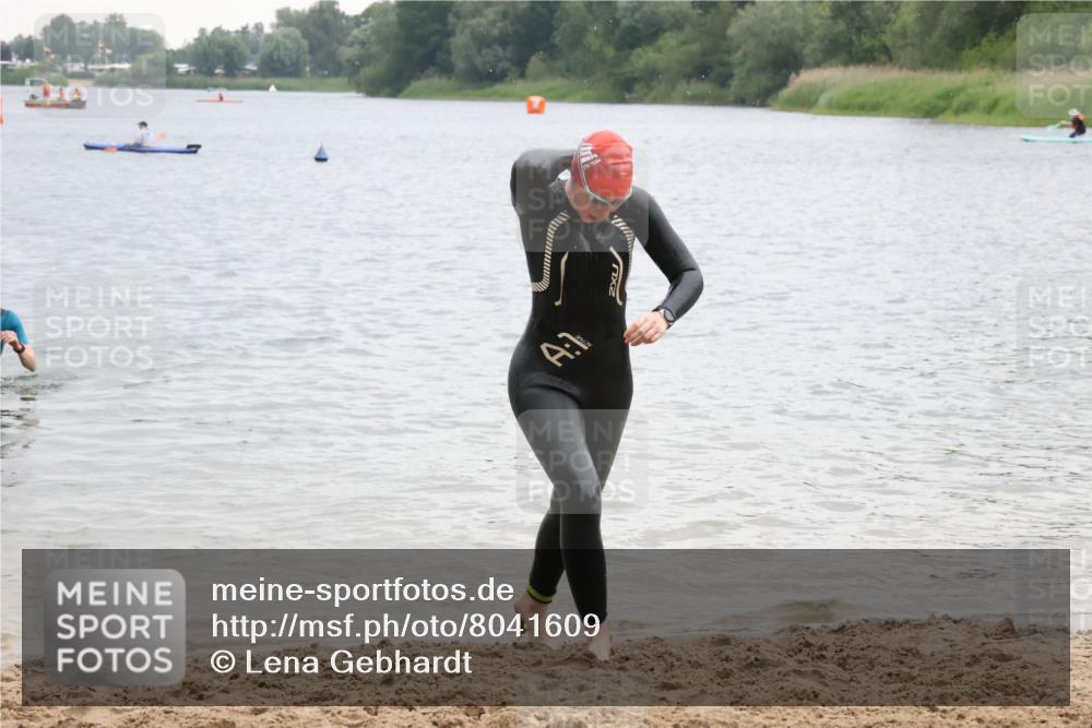 21.06.2025 - 27. Vierlanden-Triathlon Lena Gebhardt http://msf.ph/oto/8041609 15.06.2025 13:08:06 Schwimmen 1178, 1198, 1209, 1216, 1226 meine-sportfotos.de