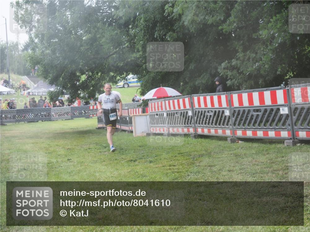 21.06.2025 - 27. Vierlanden-Triathlon KatJ http://msf.ph/oto/8041610 15.06.2025 14:34:43 Ziel 1274 meine-sportfotos.de