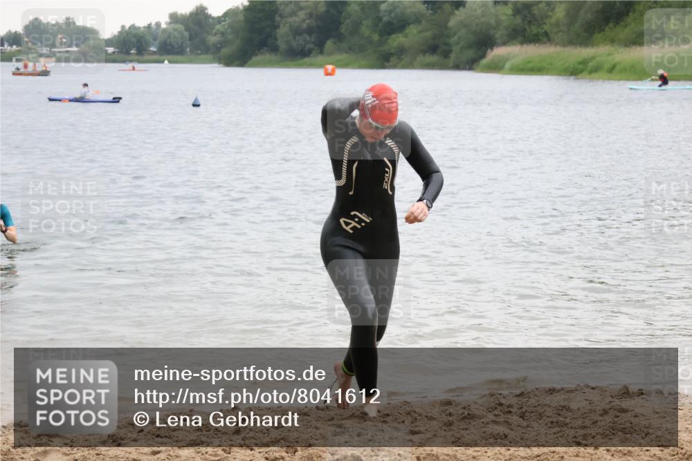21.06.2025 - 27. Vierlanden-Triathlon Lena Gebhardt http://msf.ph/oto/8041612 15.06.2025 13:08:06 Schwimmen 1178, 1198, 1209, 1216, 1226 meine-sportfotos.de
