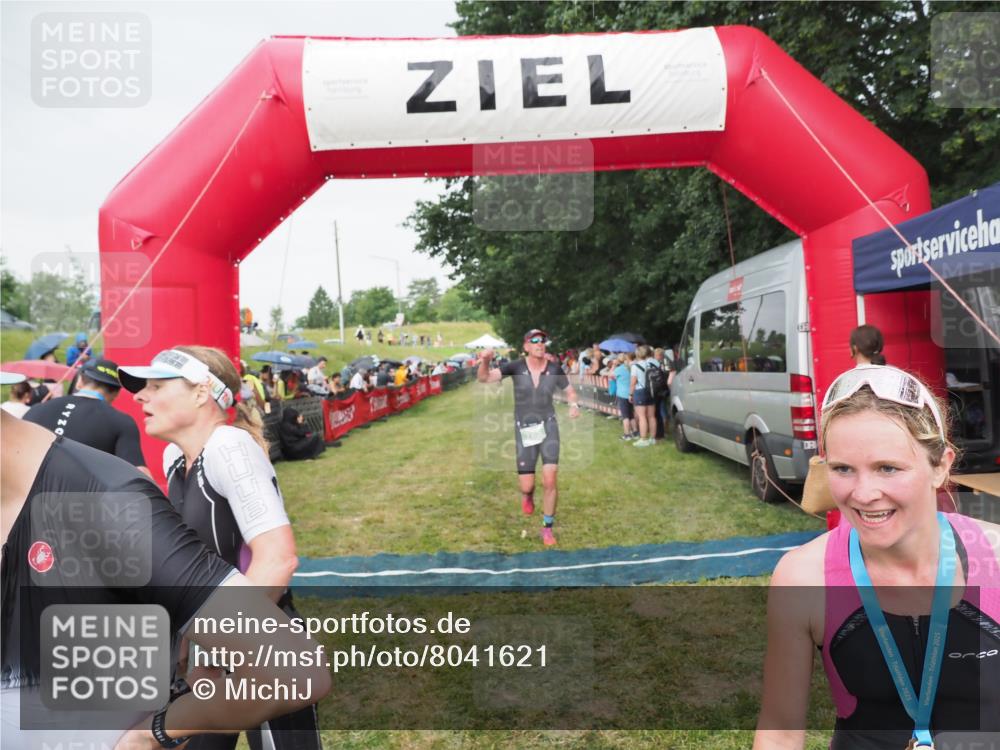 21.06.2025 - 27. Vierlanden-Triathlon MichiJ http://msf.ph/oto/8041621 15.06.2026 13:30:26 Ziel 663, 785, 891 meine-sportfotos.de