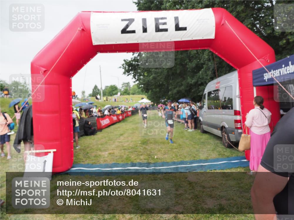 21.06.2025 - 27. Vierlanden-Triathlon MichiJ http://msf.ph/oto/8041631 15.06.2026 13:30:33 Ziel 43, 783, 785 meine-sportfotos.de