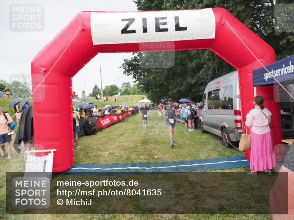21.06.2025 - 27. Vierlanden-Triathlon MichiJ http://msf.ph/oto/8041635 15.06.2026 13:30:33 Ziel 43, 783, 785 meine-sportfotos.de