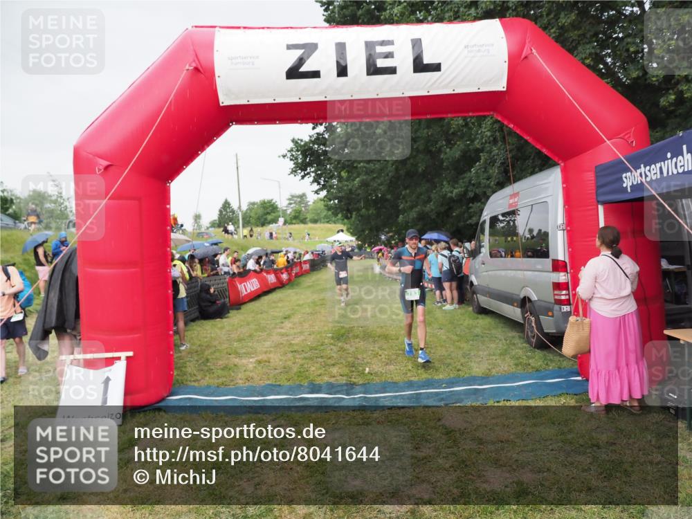 21.06.2025 - 27. Vierlanden-Triathlon MichiJ http://msf.ph/oto/8041644 15.06.2026 13:30:33 Ziel 43, 783, 785 meine-sportfotos.de