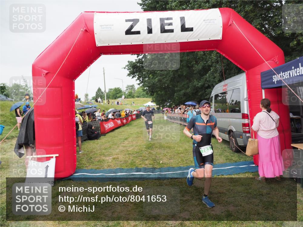 21.06.2025 - 27. Vierlanden-Triathlon MichiJ http://msf.ph/oto/8041653 15.06.2026 13:30:34 Ziel 43, 783 meine-sportfotos.de