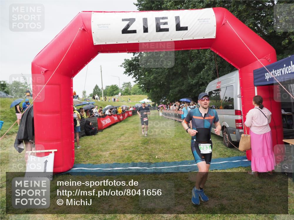 21.06.2025 - 27. Vierlanden-Triathlon MichiJ http://msf.ph/oto/8041656 15.06.2026 13:30:34 Ziel 43, 783 meine-sportfotos.de