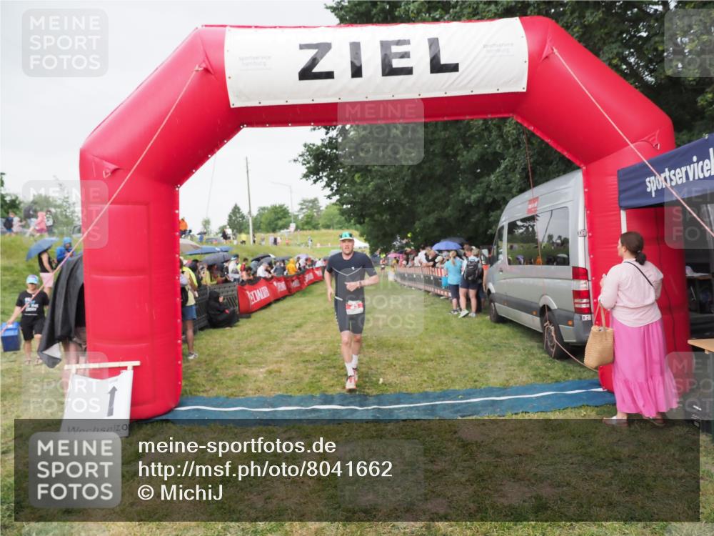 21.06.2025 - 27. Vierlanden-Triathlon MichiJ http://msf.ph/oto/8041662 15.06.2026 13:30:36 Ziel 43, 783 meine-sportfotos.de