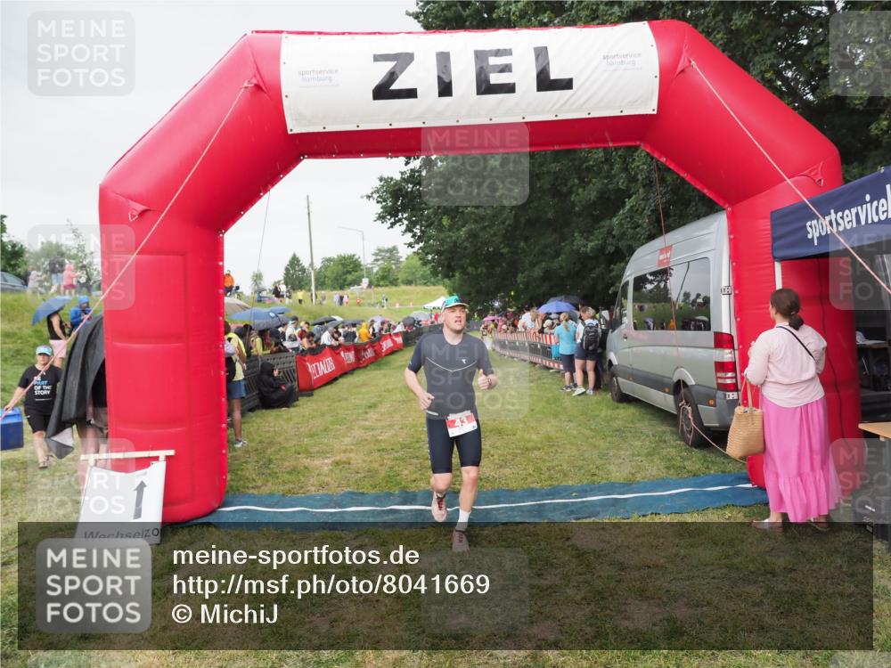 21.06.2025 - 27. Vierlanden-Triathlon MichiJ http://msf.ph/oto/8041669 15.06.2026 13:30:37 Ziel 43, 783 meine-sportfotos.de