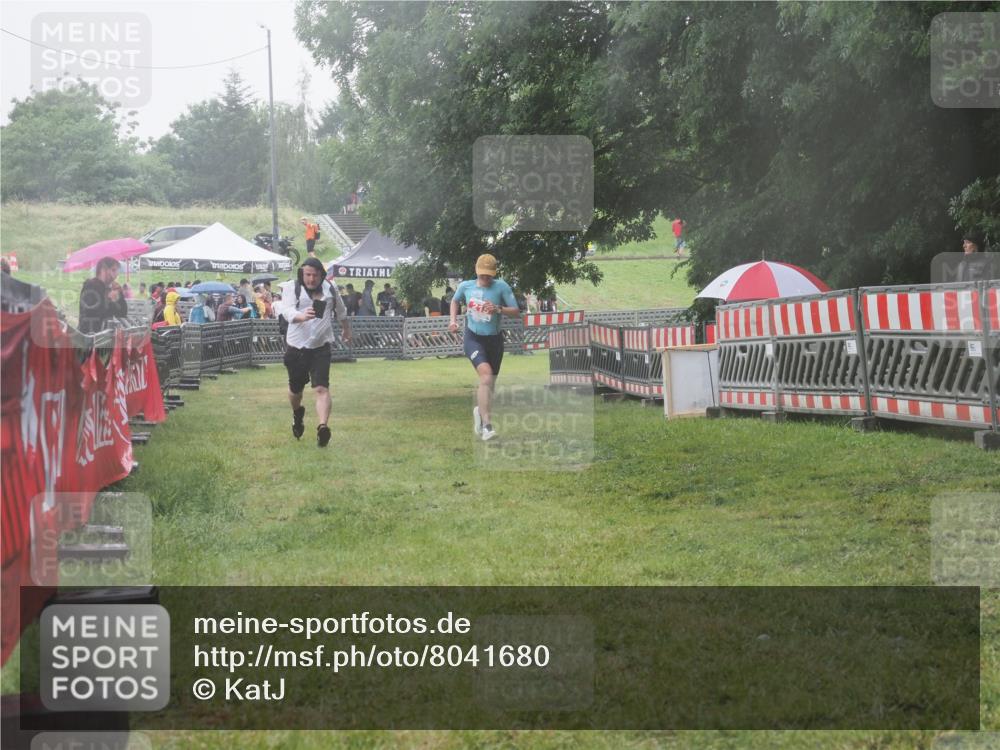 21.06.2025 - 27. Vierlanden-Triathlon KatJ http://msf.ph/oto/8041680 15.06.2025 14:35:27 Ziel 215 meine-sportfotos.de