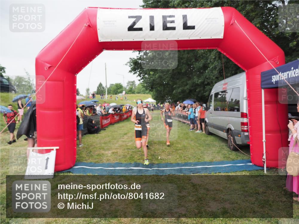 21.06.2025 - 27. Vierlanden-Triathlon MichiJ http://msf.ph/oto/8041682 15.06.2026 13:30:51 Ziel 1073, 1074, 1075 meine-sportfotos.de