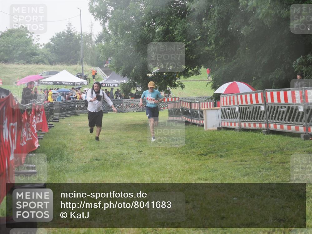 21.06.2025 - 27. Vierlanden-Triathlon KatJ http://msf.ph/oto/8041683 15.06.2025 14:35:28 Ziel 215 meine-sportfotos.de