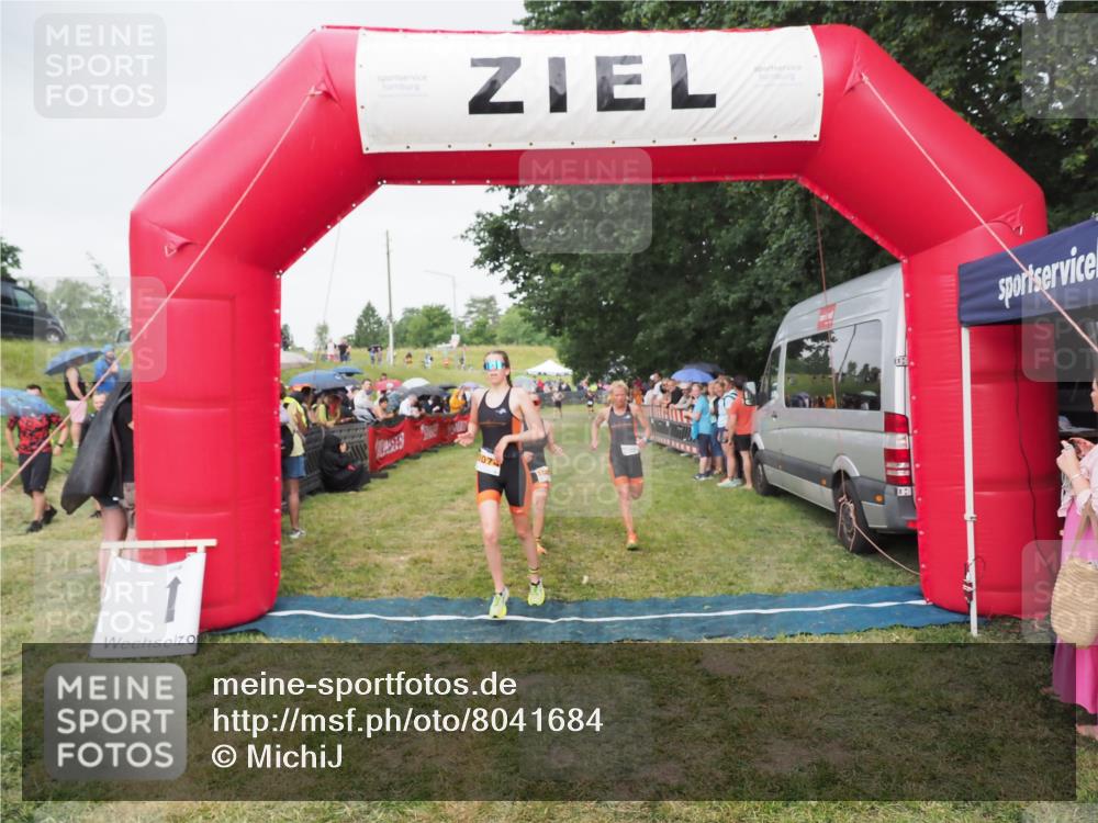 21.06.2025 - 27. Vierlanden-Triathlon MichiJ http://msf.ph/oto/8041684 15.06.2026 13:30:52 Ziel 1073, 1074, 1075 meine-sportfotos.de