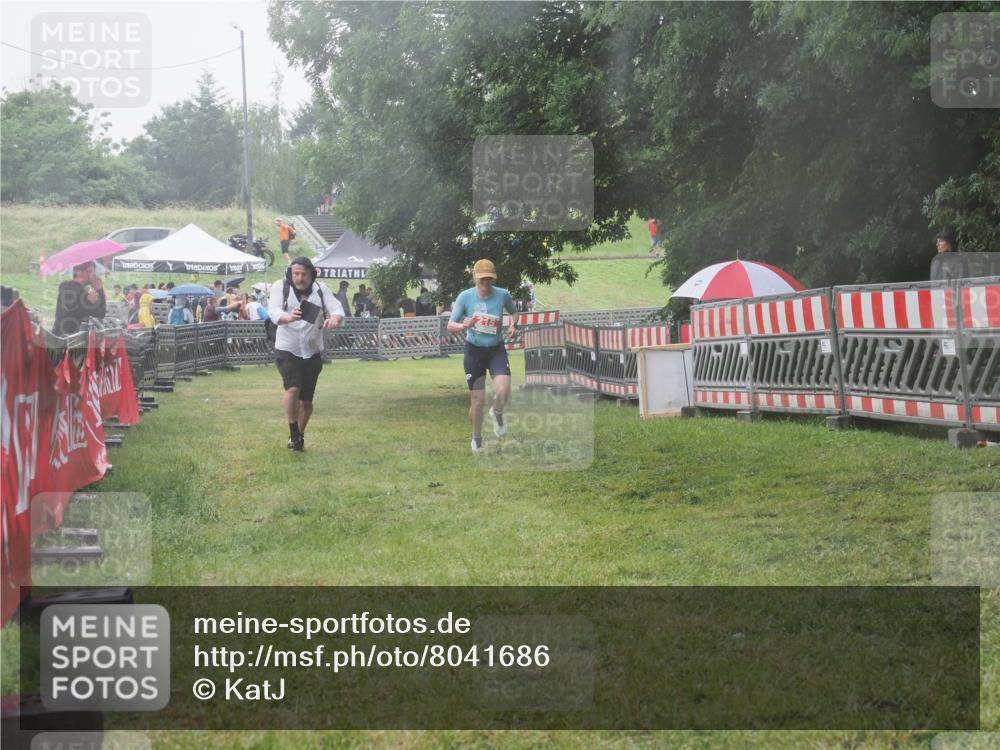 21.06.2025 - 27. Vierlanden-Triathlon KatJ http://msf.ph/oto/8041686 15.06.2025 14:35:28 Ziel 215 meine-sportfotos.de
