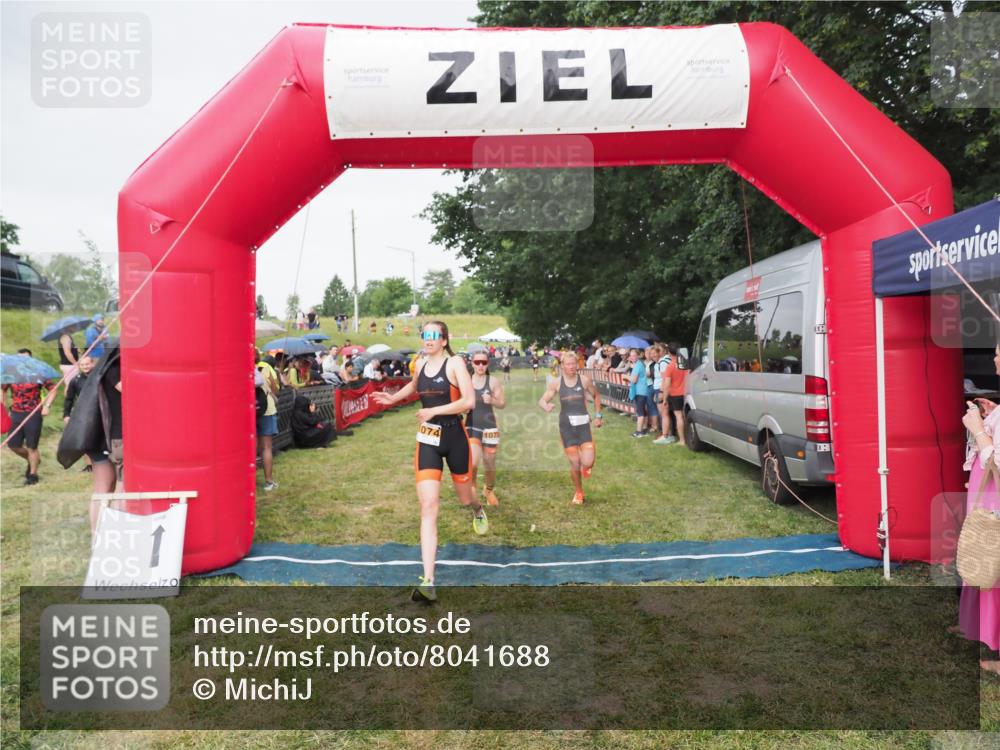 21.06.2025 - 27. Vierlanden-Triathlon MichiJ http://msf.ph/oto/8041688 15.06.2026 13:30:52 Ziel 1073, 1074, 1075 meine-sportfotos.de
